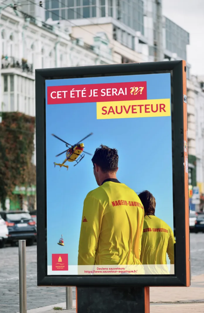 Affiche de campagne sur un panneau d’affichage urbain